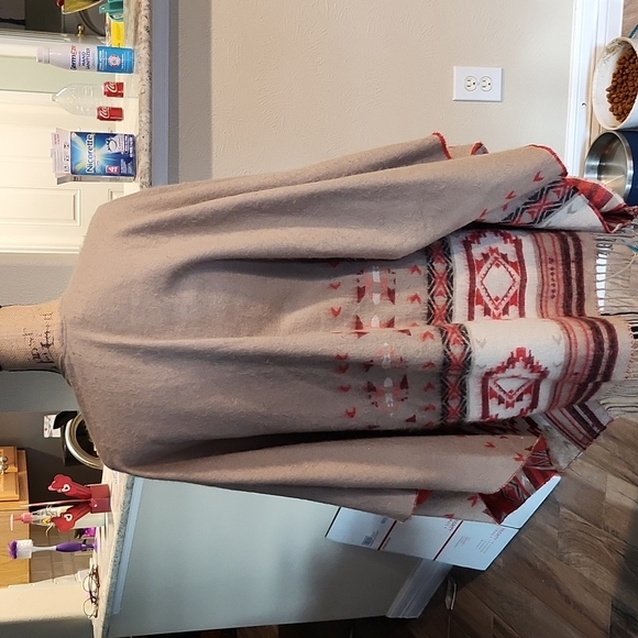 American Eagle Outfitters NWOT One size blanket shawl - Picture 2 of 2